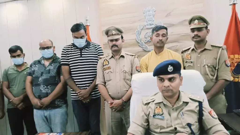 Balrampur: बलरामपुर में ठगी गिरोह पर पुलिस का शिकंजा Balrampur: बलरामपुर में ठगी गिरोह पर पुलिस का शिकंजा