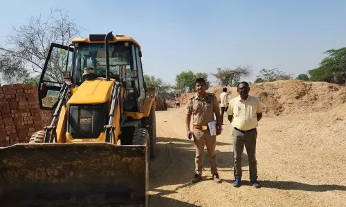 Farrukhabad: अवैध खनन पर बड़ा एक्शन, बिना अनुमति चल रहे ईंट भट्ठे पर छापा, जेसीबी जब्त