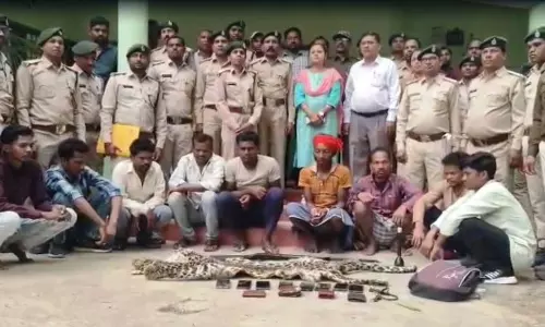 वनकर्मी तस्कर बनकर 9 शिकारियों को दबोचा वनकर्मी तस्कर बनकर 9 शिकारियों को दबोचा
