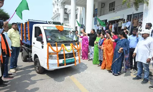 मेयर मीनल चौबे ने कचरा कलेक्शन के लिए 11 इलेक्ट्रानिक वाहनों को दिखाई हरी झंडी मेयर मीनल चौबे ने कचरा कलेक्शन के लिए 11 इलेक्ट्रानिक वाहनों को दिखाई हरी झंडी
