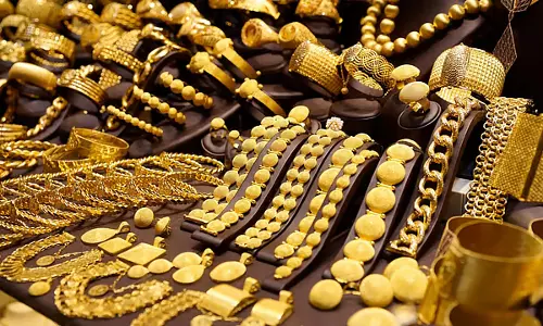 Gold की कीमतों में गिरावट: ग्राहक गहनों की दुकानों की ओर उमड़ पड़े Gold की कीमतों में गिरावट: ग्राहक गहनों की दुकानों की ओर उमड़ पड़े