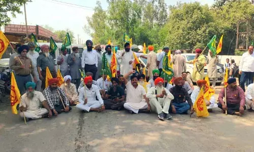 हिमाचल में प्रवेश टोल में बढ़ोतरी को लेकर प्रदर्शनकारियों ने Ropar-Nalagarh हाईवे जाम किया