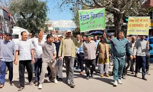 Pathankot-Jogindernagar रेल सेवा की बहाली में देरी को लेकर निवासियों ने विरोध प्रदर्शन किया Pathankot-Jogindernagar रेल सेवा की बहाली में देरी को लेकर निवासियों ने विरोध प्रदर्शन किया