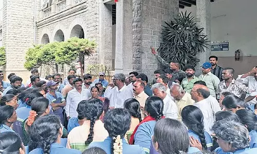 सरकारी कर्मचारियों ने GBA प्रमुख के दफ़्तर का घेराव किया, नौकरी की सुरक्षा की मांग