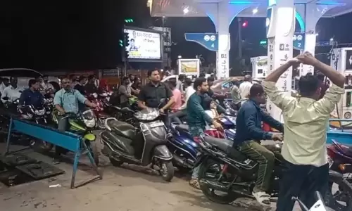 MP : जबलपुर के पेट्रोल पंपों पर लगी लंबी कतारें, ईंधन की अस्थायी देरी से मची अफरा-तफरी MP : जबलपुर के पेट्रोल पंपों पर लगी लंबी कतारें, ईंधन की अस्थायी देरी से मची अफरा-तफरी