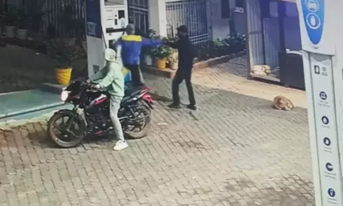 एक ही रात में दो पेट्रोल पंप और एक सीएनजी पंप पर लूट...दुकानदार को चाकू मारा