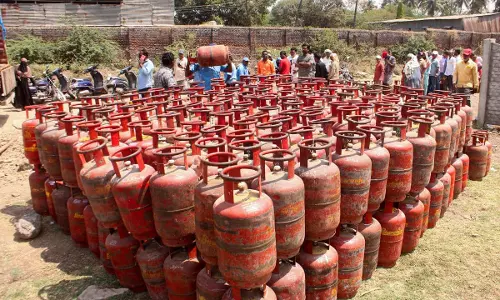 Karnataka : सिलेंडर के लिए अफरा-तफरी Karnataka : सिलेंडर के लिए अफरा-तफरी