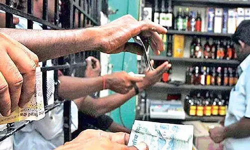 Tamil Nadu: चुनावी प्रलोभनों को रोकने के प्रयास में शराब बिक्री पर पाबंदी Tamil Nadu: चुनावी प्रलोभनों को रोकने के प्रयास में शराब बिक्री पर पाबंदी