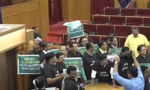 SCB अस्पताल अग्निकांड को लेकर विरोध-प्रदर्शनों के बीच ओडिशा विधानसभा सुबह 11:30 बजे तक के लिए स्थगित SCB अस्पताल अग्निकांड को लेकर विरोध-प्रदर्शनों के बीच ओडिशा विधानसभा सुबह 11:30 बजे तक के लिए स्थगित