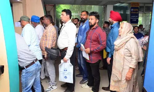 Jalandhar सेवा केंद्र में सर्वर की तकनीकी खराबी से छुट्टियों की भीड़ के बाद आगंतुक फंसे