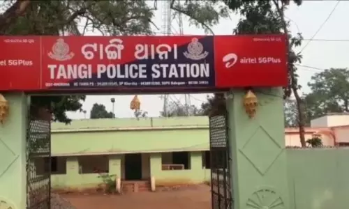 ओडिशा के Khordha जिले में महिलाओं ने पुलिस कर्मियों पर हमला किया, पुलिस ने जवाबी कार्रवाई की ओडिशा के Khordha जिले में महिलाओं ने पुलिस कर्मियों पर हमला किया, पुलिस ने जवाबी कार्रवाई की