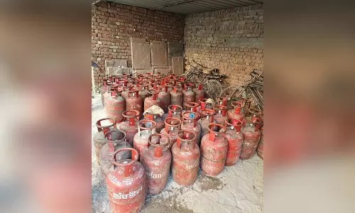 LPG की कालाबाजारी का खेल बेनकाब, 183 सिलेंडर बरामद, चार गिरफ्तार LPG की कालाबाजारी का खेल बेनकाब, 183 सिलेंडर बरामद, चार गिरफ्तार