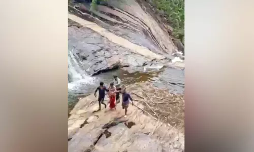 Kerala: नशे की हालत में झरने से कूदने जा रहे एक व्यक्ति को मिली नई ज़िंदगी Kerala: नशे की हालत में झरने से कूदने जा रहे एक व्यक्ति को मिली नई ज़िंदगी