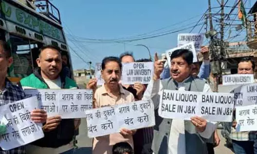 Dimple ने विरोध रैली निकाली, शराब की बिक्री पर प्रतिबंध की मांग की Dimple ने विरोध रैली निकाली, शराब की बिक्री पर प्रतिबंध की मांग की