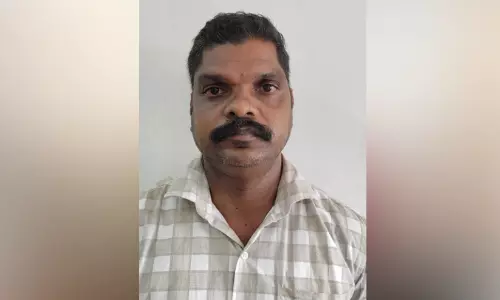 Kerala : विदेशी महिला के बैग से पैसे चुराने के आरोप में नाव के एक कर्मचारी को गिरफ़्तार किया Kerala : विदेशी महिला के बैग से पैसे चुराने के आरोप में नाव के एक कर्मचारी को गिरफ़्तार किया