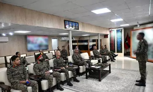 GOC व्हाइट नाइट कोर ने राजौरी में ऑपरेशनल सुरक्षा और तत्परता की समीक्षा की GOC व्हाइट नाइट कोर ने राजौरी में ऑपरेशनल सुरक्षा और तत्परता की समीक्षा की