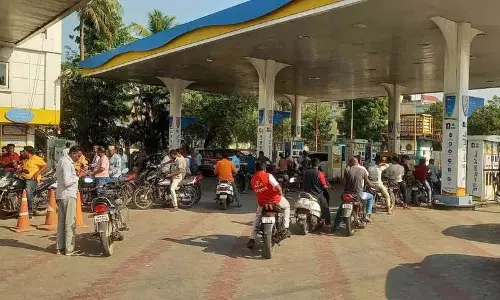 तेलंगाना Petroleum Dealers ने ईंधन की कमी की झूठी खबरों के प्रति आगाह किया तेलंगाना Petroleum Dealers ने ईंधन की कमी की झूठी खबरों के प्रति आगाह किया