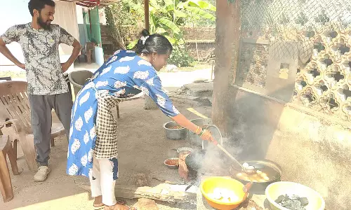 पर्यटन सीज़न में नुकसान का डर: Cooking स्कूलों में वापस लौटे लकड़ी से जलने वाले चूल्हे