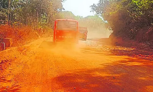 Karnataka : अधूरा काम, धूल से परेशान Karnataka : अधूरा काम, धूल से परेशान