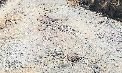 Road Protest; यातायात बाधित, अधिकारियों की लापरवाही से ग्रामीण आक्रोशित Road Protest; यातायात बाधित, अधिकारियों की लापरवाही से ग्रामीण आक्रोशित