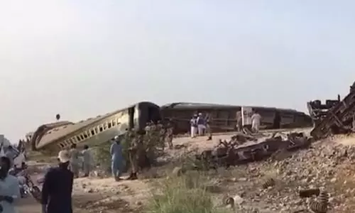ट्रेन के कई डिब्बे पटरी से उतरे, 26 यात्री घायल