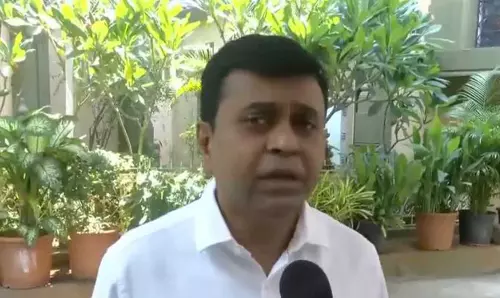 कमल हासन की मक्कल निधि मैयम ने चुनाव न लड़ने का फैसला किया, DMK ने इसे निस्वार्थ बलिदान कहा कमल हासन की मक्कल निधि मैयम ने चुनाव न लड़ने का फैसला किया, DMK ने इसे निस्वार्थ बलिदान कहा