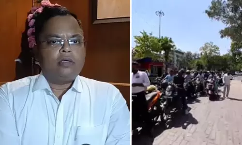 पेट्रोल पंप के बाहर 200 मीटर लंबी कतार दिखी; Collector ने पेट्रोल की कमी की अफवाहों को खारिज किया पेट्रोल पंप के बाहर 200 मीटर लंबी कतार दिखी; Collector ने पेट्रोल की कमी की अफवाहों को खारिज किया
