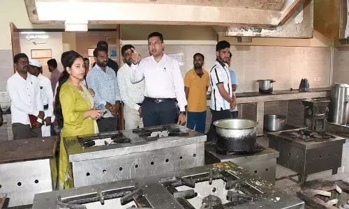 छात्रों को मेन्यू के अनुसार पौष्टिक भोजन उपलब्ध कराया जाना चाहिए: District Collector राजर्षि शाह छात्रों को मेन्यू के अनुसार पौष्टिक भोजन उपलब्ध कराया जाना चाहिए: District Collector राजर्षि शाह