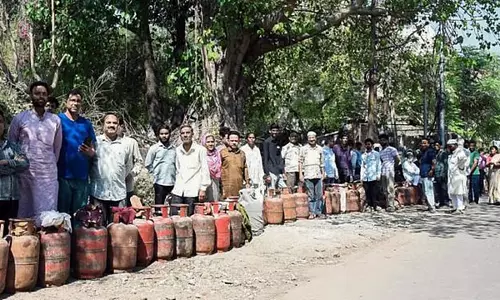 सरकार ने उन घरों को LPG की आपूर्ति रोकने का फ़ैसला किया है, जो PNG पर स्विच करने से इनकार करते है सरकार ने उन घरों को LPG की आपूर्ति रोकने का फ़ैसला किया है, जो PNG पर स्विच करने से इनकार करते है