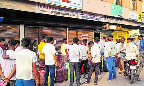 Karnataka : नरगुंड में लोग गर्मी में सिलेंडर लेने के लिए कतार में खड़े है Karnataka : नरगुंड में लोग गर्मी में सिलेंडर लेने के लिए कतार में खड़े है