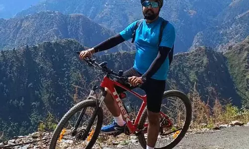 Himachal: एक बैंकर नशे को छोड़ो, फ़िटनेस अपनाओ संदेश के साथ साइकिल चलाकर जोत पास पहुँचा Himachal: एक बैंकर नशे को छोड़ो, फ़िटनेस अपनाओ संदेश के साथ साइकिल चलाकर जोत पास पहुँचा