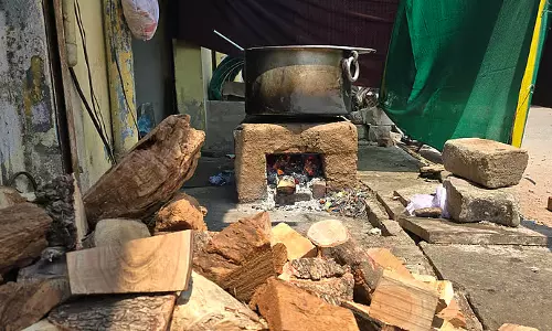 Commercial सिलेंडर की सप्लाई ठप; चूल्हे के धुएँ के कारण खाना बनाने वाले हिचकिचा रहे हैं Commercial सिलेंडर की सप्लाई ठप; चूल्हे के धुएँ के कारण खाना बनाने वाले हिचकिचा रहे हैं