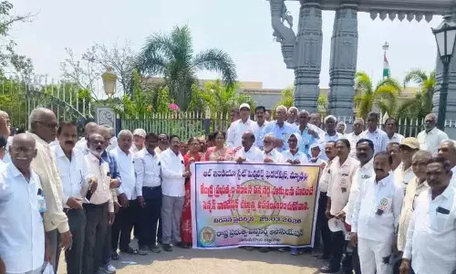 हैदराबाद में बाइक के लिए पेट्रोल 200 रुपये और कार के लिए 1000 रुपये तक के बोर्ड लगे हैदराबाद में बाइक के लिए पेट्रोल 200 रुपये और कार के लिए 1000 रुपये तक के बोर्ड लगे