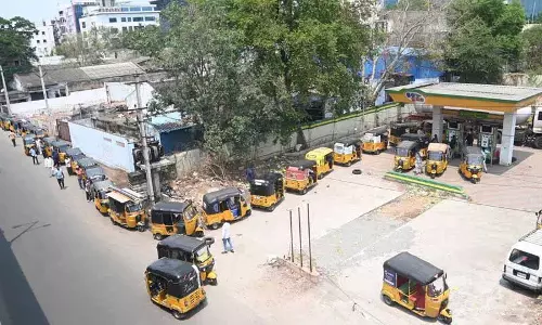 Hyderabad में LPG की कमी से ऑटो चालकों को मुश्किलों का सामना करना पड़ रहा है Hyderabad में LPG की कमी से ऑटो चालकों को मुश्किलों का सामना करना पड़ रहा है
