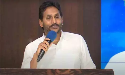 युद्ध के नाम पर आंध्र प्रदेश में ज़रूरी चीज़ों की कीमतें आसमान छू रही हैं: YS Jagan युद्ध के नाम पर आंध्र प्रदेश में ज़रूरी चीज़ों की कीमतें आसमान छू रही हैं: YS Jagan