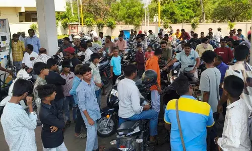 पूर्ववर्ती Adilabad district भर में ईंधन भरने वाले स्टेशनों पर लंबी कतारें लग गईं पूर्ववर्ती Adilabad district भर में ईंधन भरने वाले स्टेशनों पर लंबी कतारें लग गईं