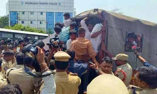 Hyderabad में छात्रों के चलो असेंबली विरोध प्रदर्शन से झड़पें हुईं Hyderabad में छात्रों के चलो असेंबली विरोध प्रदर्शन से झड़पें हुईं