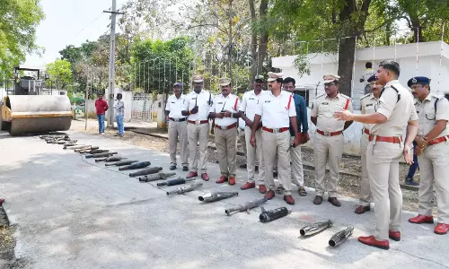 Prakasam जिला में मॉडिफाइड साइलेंसर पर पुलिस की सख्त कार्रवाई Prakasam जिला में मॉडिफाइड साइलेंसर पर पुलिस की सख्त कार्रवाई