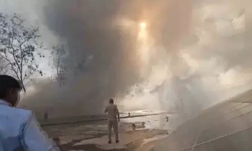 Gujarat के गांधीधाम में कांडला SEZ में भीषण आग लग गई Gujarat के गांधीधाम में कांडला SEZ में भीषण आग लग गई