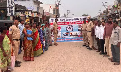 Tungaturthi SI ने ड्राइवरों से सड़क सुरक्षा नियमों का पालन करने का आग्रह किया