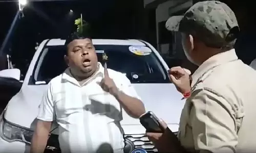 Trinamool councilor ने पुलिस को घूरा, वर्दीधारी अधिकारी ने बल प्रयोग किया Trinamool councilor ने पुलिस को घूरा, वर्दीधारी अधिकारी ने बल प्रयोग किया