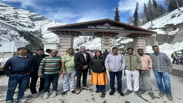 हिमालय की ऊंचाइयों पर: ओडिशा मीडिया प्रतिनिधिमंडल ने BRO के इंजीनियरिंग चमत्कार को देखा हिमालय की ऊंचाइयों पर: ओडिशा मीडिया प्रतिनिधिमंडल ने BRO के इंजीनियरिंग चमत्कार को देखा