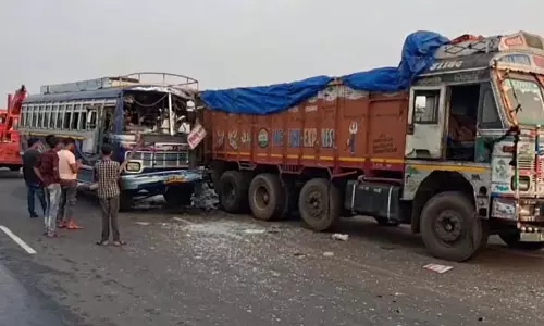 National Highway 19 पर बस एक्सीडेंट, 1 की मौत, कम से कम 30 घायल National Highway 19 पर बस एक्सीडेंट, 1 की मौत, कम से कम 30 घायल
