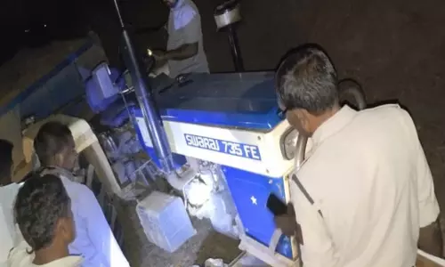 CG: नदी से अवैध रेत निकालते समय ट्रैक्टर में दबा मजदूर, मौत