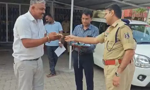 DCP मयंक गुर्जर ने वाहन मालिकों की शिकायतों का किया त्वरित निवारण DCP मयंक गुर्जर ने वाहन मालिकों की शिकायतों का किया त्वरित निवारण