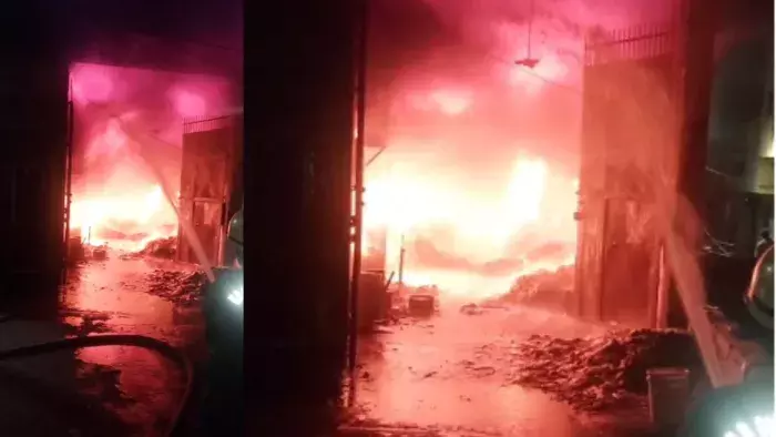 New Delhi: टेंट गोदाम में लगी आग, बाल-बाल बचे लोग New Delhi: टेंट गोदाम में लगी आग, बाल-बाल बचे लोग