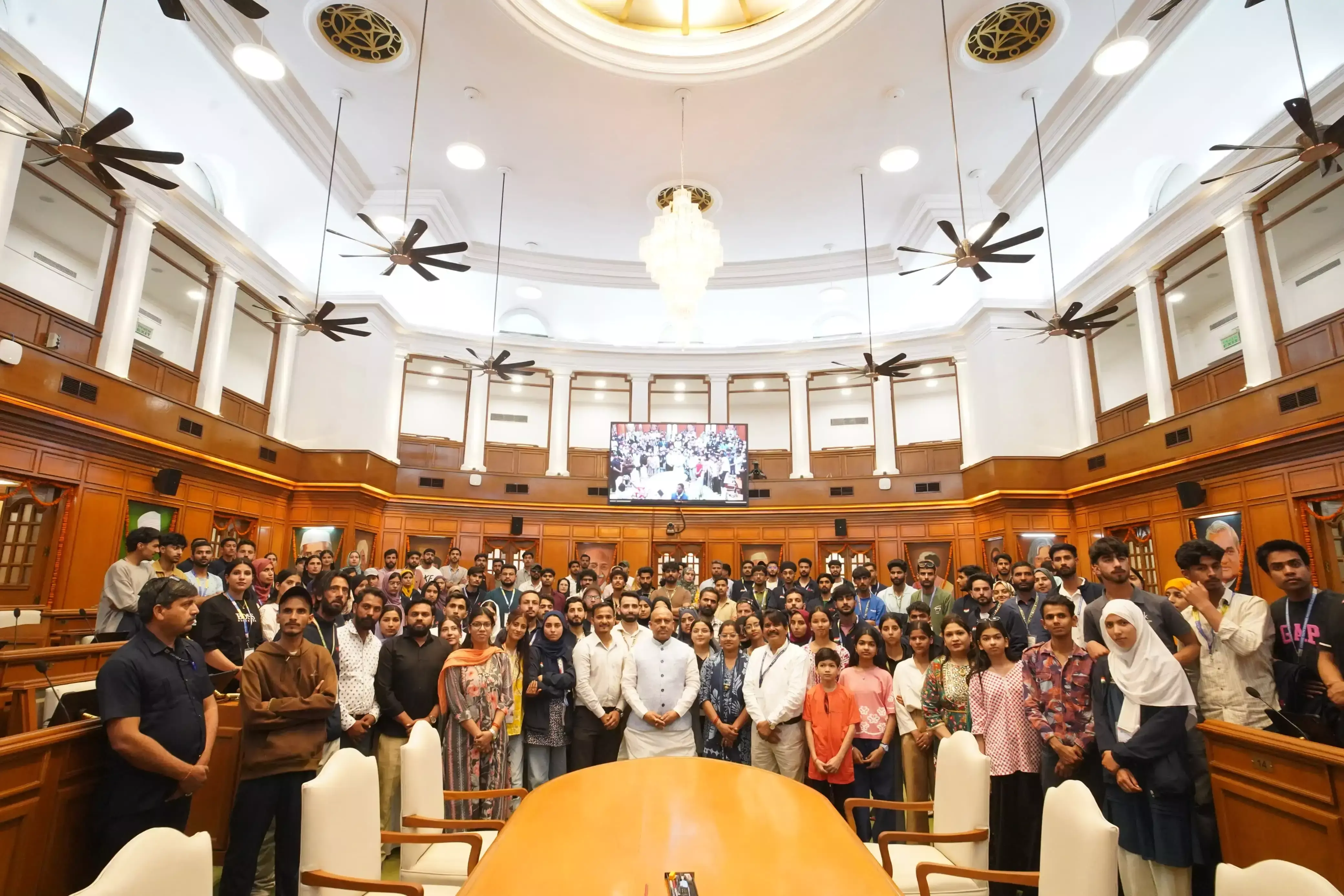 New Delhi: दिल्ली में जम्मू-कश्मीर के छात्रों का गर्मजोशी से स्वागत New Delhi: दिल्ली में जम्मू-कश्मीर के छात्रों का गर्मजोशी से स्वागत