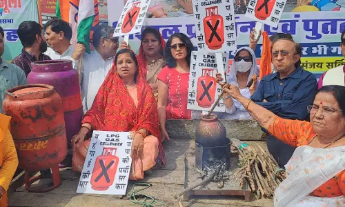 Jaipur: गैस किल्लत के खिलाफ महिला कांग्रेस का प्रदर्शन