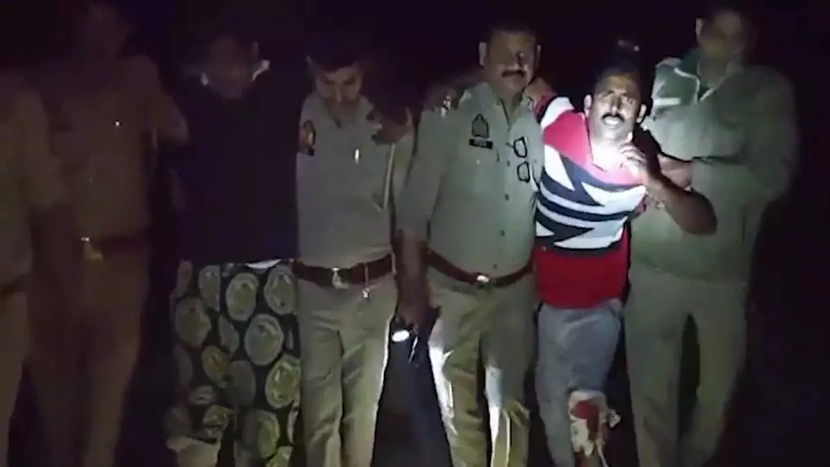 गौ तस्कर में एनकाउंटर का खौफ दिखा, गोली नहीं मारने गिड़गिड़ाया गौ तस्कर में एनकाउंटर का खौफ दिखा, गोली नहीं मारने गिड़गिड़ाया