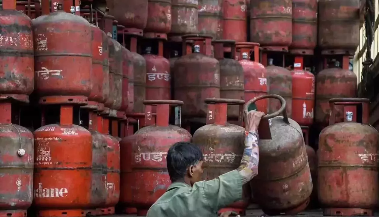 LPG की कालाबाजारी पर सरकार का सख्त एक्शन,12732 छापेमारी, 100 से ज्यादा FIR, 16 गिरफ्तार LPG की कालाबाजारी पर सरकार का सख्त एक्शन,12732 छापेमारी, 100 से ज्यादा FIR, 16 गिरफ्तार